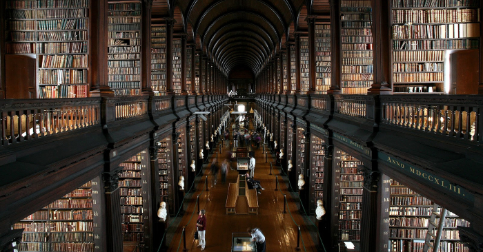 Thư viện cổ nằm trong khuân viên Đại học Trinity (Dublin Ireland) được cho là nơi lưu trữ nguyên vẹn các giá trị lịch sử và văn hóa tiêu biểu nhất của Ireland (Ảnh vntravellive).