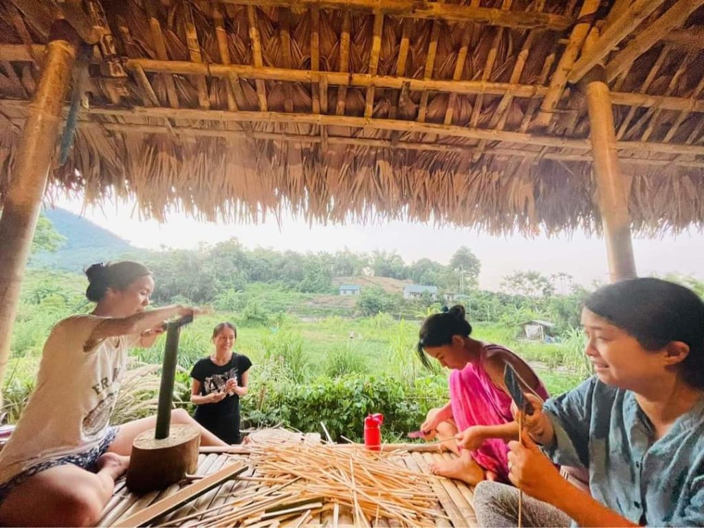 Các bố mẹ "Bỏ phố về vườn" đang chuẩn bị nguyên liệu làm đồ chơi trung thu cho các con (Nguồn ảnh hàng xóm Ecotta).