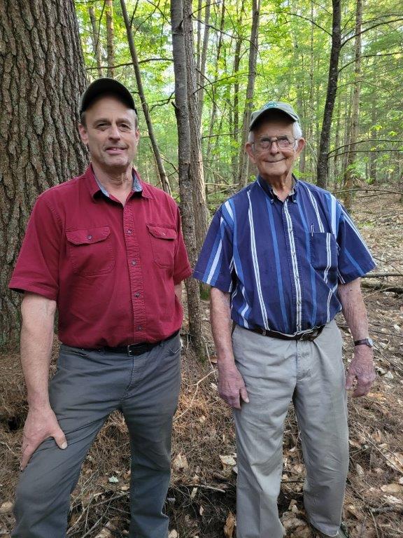 Ông Cliff Foster cùng với con trai của mình là anh Greg, người hiện đang điều hành doanh nghiệp tư vấn lâm nghiệp Timberstate G của họ. (Peter Falkenberg Brown)