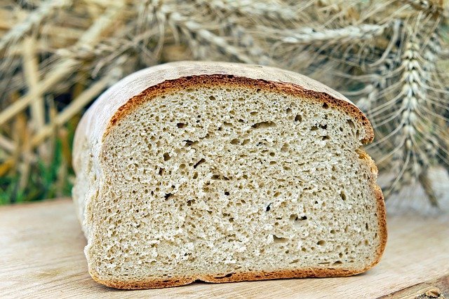 Một lát bánh mì trong miệng có thể giúp mũi ít bị kích thích khi thái hành (Ảnh Pixabay).