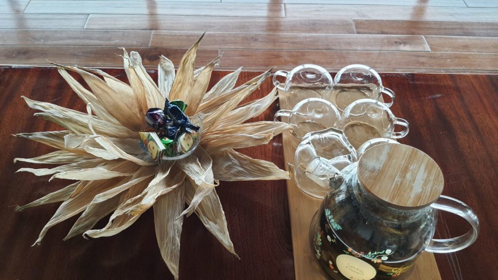 Vỏ ngô phơi khô có thể trang trí thành đĩa đựng bánh kẹo hoặc làm hoa hướng dương treo trước cửa nhà mỗi dịp Noel về (Ảnh Vườn Ecotta).