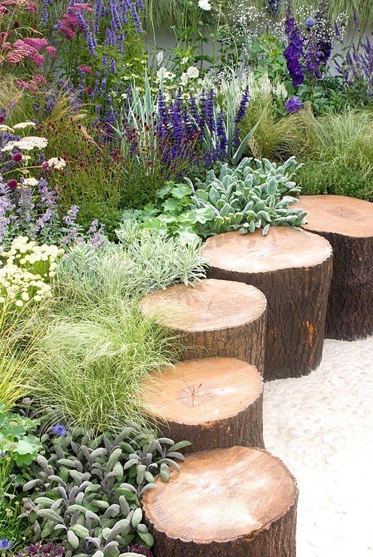 Bạn có thể tự tay cắt các khúc gỗ làm ghế ngồi cho không gian hiên nhà, nó hài hòa với vẻ đẹp tự nhiên của khu vườn (ảnh Pinterest).