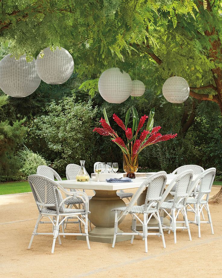 Những quả cầu ánh sáng làm cho không gian hiên nhà mềm mại hòa vào cảnh quan vườn (Nguồn ảnh Pinterest).